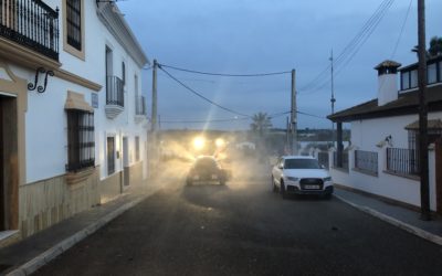 Actuaciones de desinfección en calles con tractor