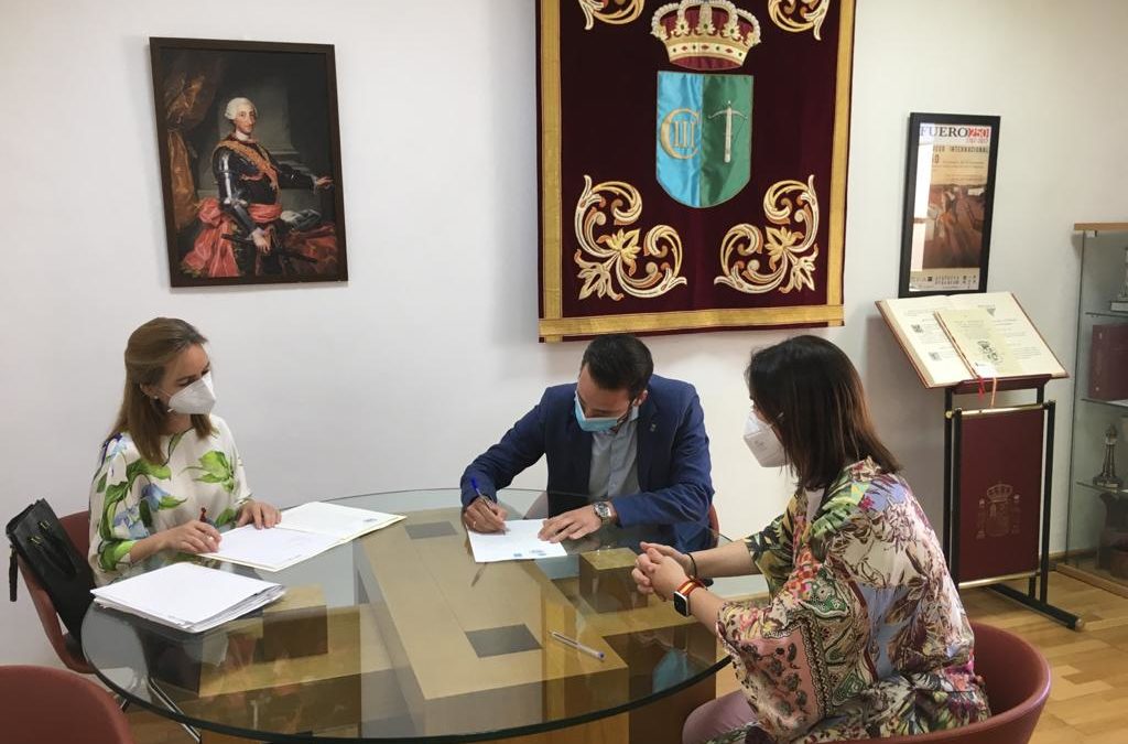 El Ayuntamiento de San Sebastián de los Ballesteros y la Junta de Andalucía firman la cesión de los terrenos de las viviendas de autoconstrucción de la C/ Diputado Felix Ortega.  1