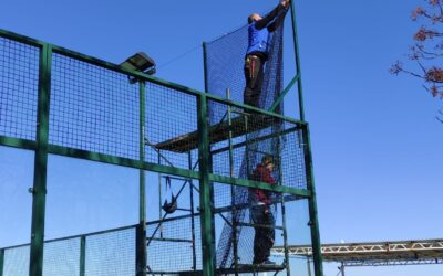 Instalación de red recogepelotas en la pista de pádel