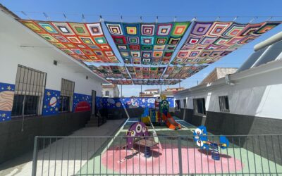 Instalación de toldos de croché en el parque infantil del CEIP «Santo Tomás de Aquino»